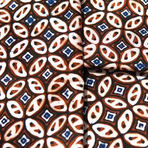 geometrical pattern fabric dyed using natural dye